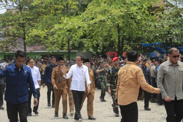 ribuan_masyarakat_labuhanbatu_antusias_sambut_kedatangan_jokowi