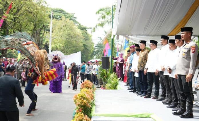 ribuan_masyarakat_meriahkan_pawai_taaruf_pembukaan_mtq_ke_56_tingkat_kota_medan
