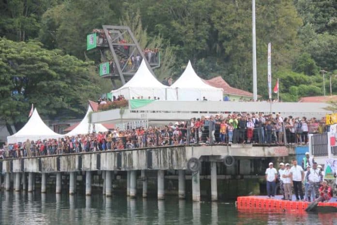 ribuan_masyarakat_saksikan_perlombaan_renang_perairan_terbuka_pon_xxi_di_danau_toba