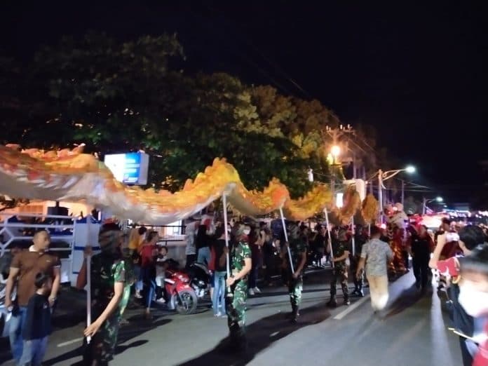 ribuan_orang_di_siantar_tumpah_ruah_di_jalanan_saksikan_pawai_perayaan_cap_go_meh