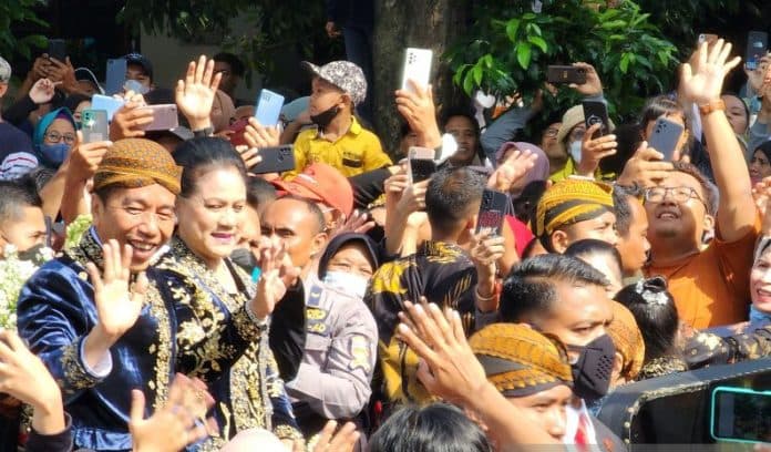 ribuan_orang_padati_rute_kirab_kaesang_dan_erina