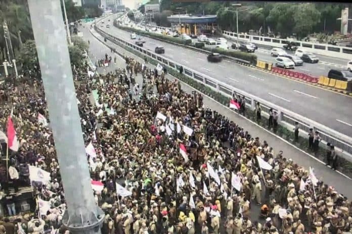 ribuan_perangkat_desa_demo_di_dpr_tuntut_kejelasan_status