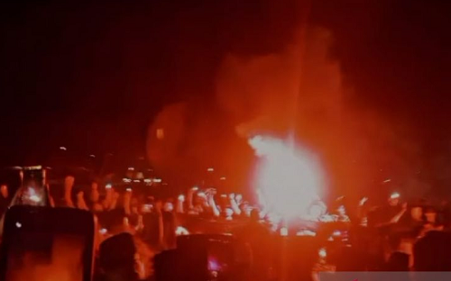 ribuan_suporter_sriwijaya_fc_gelar_malam_berkabung_tragedi_kanjuruhan