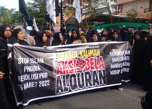 ribuan_umat_islam_unjuk_rasa_di_depan_konsulat_denmark