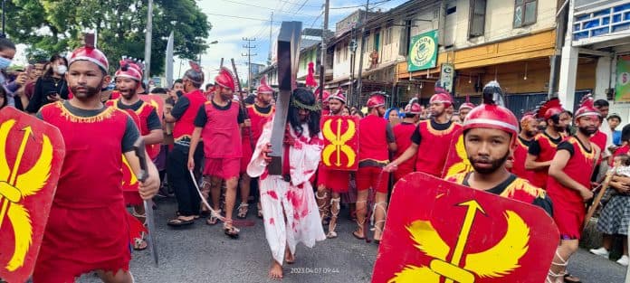 ribuan_umat_katolik_paroki_sidikalang_tumpah_ruah_ke_jalan_ikuti_perjalanan_salib_dari_gedung_nasional