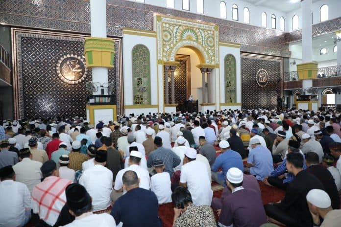 ribuan_umat_muslim_di_kisaran_sholat_idul_fitri_di_mesjid_agung_achmad_bakrie