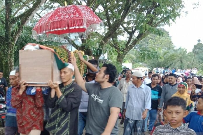 ribuan_warga_antara_jasad_hakim_jamaluddin_ke_liang_lahat