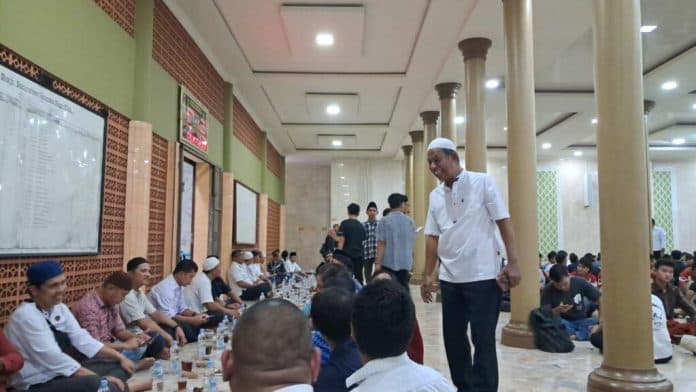 ribuan_warga_berbuka_puasa_bersama_setiap_hari_di_masjid_unimed