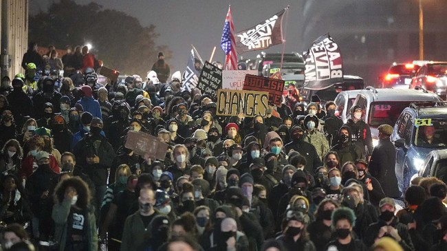 ribuan_warga_demo_trump_saat_penghitungan_suara