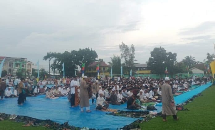 ribuan_warga_salat_idul_fitri_di_lapangan_sejati_pratama_medan_johor