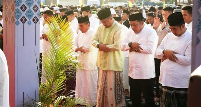 ribuan_warga_sholat_idul_adha_bersama_gubsu_dan_wali_kota_medan_di_lapangan_mabar