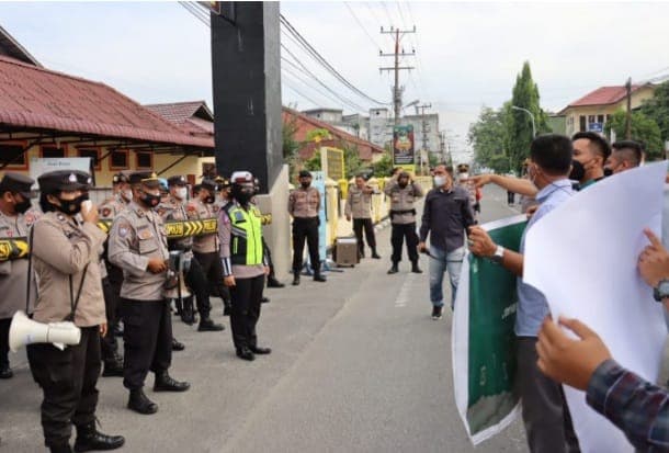ricuh_calon_kades_didiskualifikasi_mahasiswa_unjuk_rasa