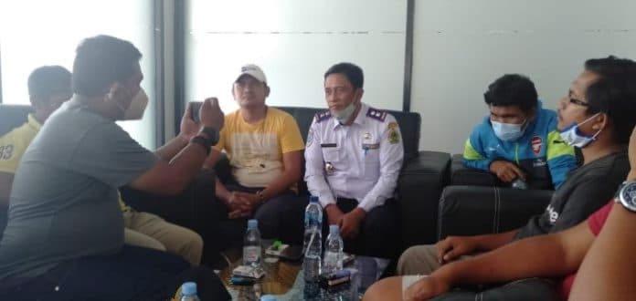 ricuh_di_pelabuhan_ambarita_manajemen_pengelola_kmp_ihan_batak_diduga_tidak_transparan
