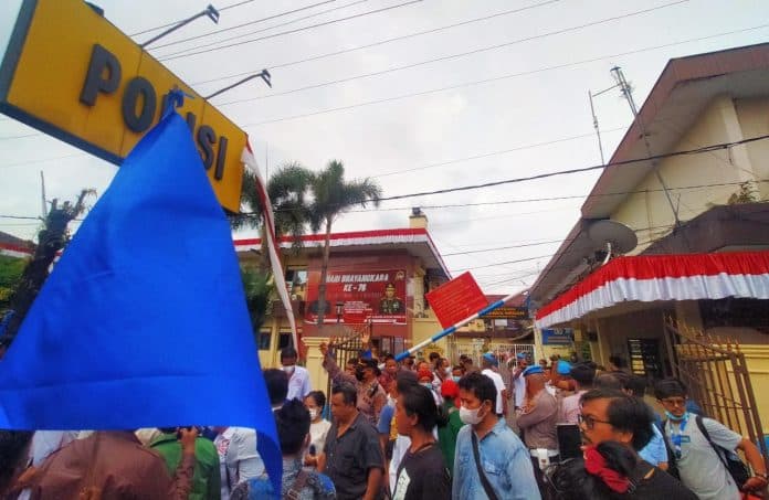ricuh_eksekusi_di_dcaldera_coffee_massa_geruduk_polrestabes_minta_33_rekan_dibebaskan