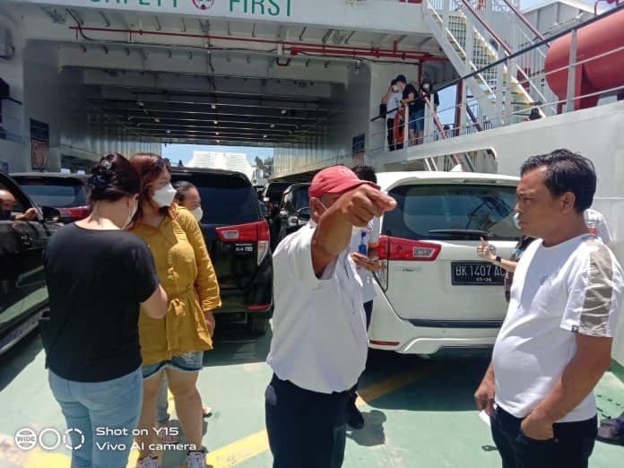 ricuh_gara_gara_antrian_di_pelabuhan_ambarita