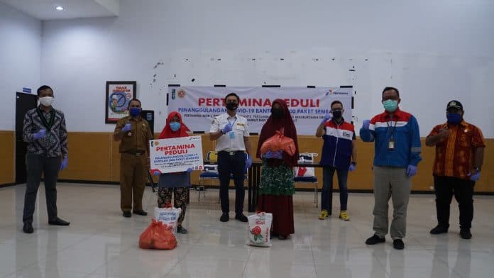 ringankan_beban_masyarakat_akibat_covid_pertamina_bagikan_2000_paket_sembako