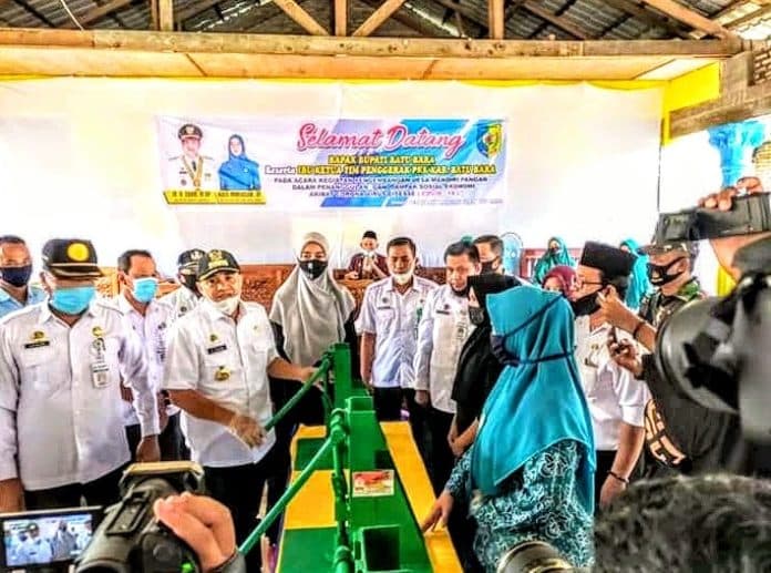 ringankan_dampak_covid_19_bupati_batu_bara_bantu_umkm_100_unit_press_emping