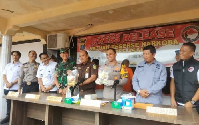 ringkus_4_tersangka_polres_asahan_ungkap_dua_kasus_sabu_seberat_2_kg