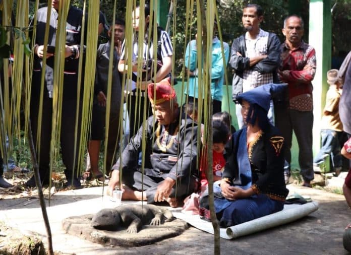 ritual_adat_menanda_tahun_menjelang_bercocok_tanam_di_delleng_simenoto