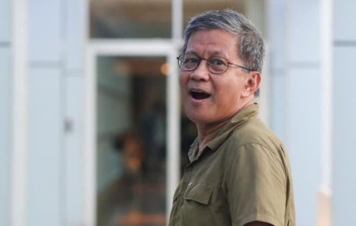 rocky_gerung_penuhi_panggilan_bareskrim_polri_kuasa_hukum_bawa_kardus