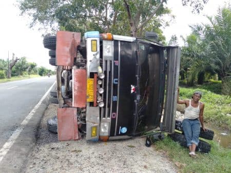 roda_belakang_copot_dump_truk_berisi_tanah_terguling_di_sergai