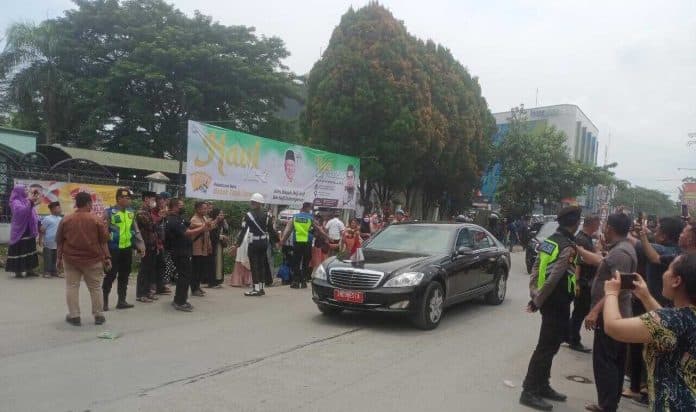 rombongan_presiden_jokowi_tiba_di_masjid_al_musannif_warga_kegirangan