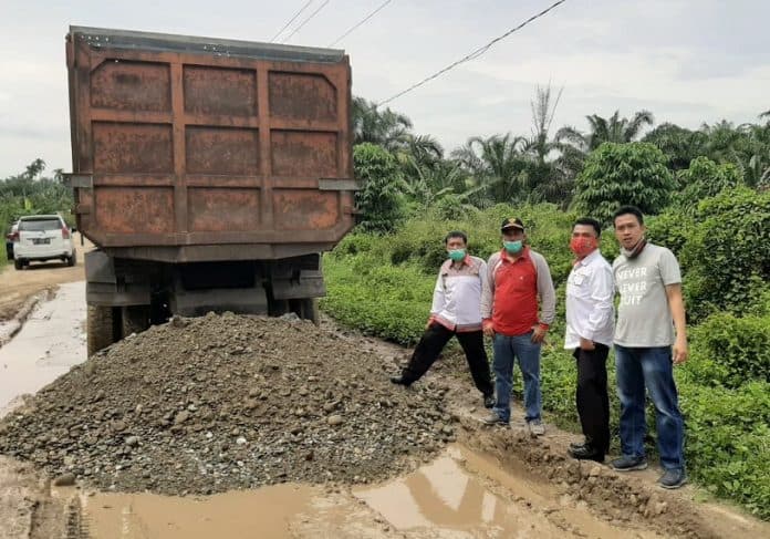 ruas_jalan_di_jawa_maraja_rusak_parah_250_ton_sirtu_disumbangkan
