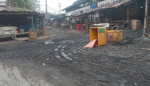 ruas_jalan_di_seputaran_pasar_inpres_tebing_tinggi_memprihatinkan