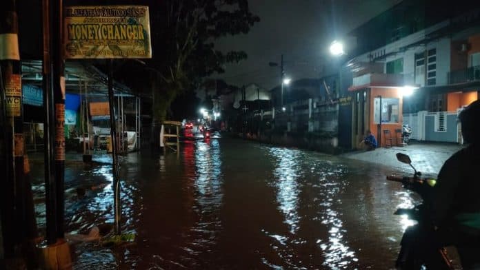 ruas_jalan_eka_rasmi_vii_tergenang_air_setinggi_pinggang_orang_dewasa