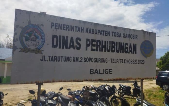 ruas_jalan_nasional_di_toba_dimanfaatkan_untuk_lahan_parkir
