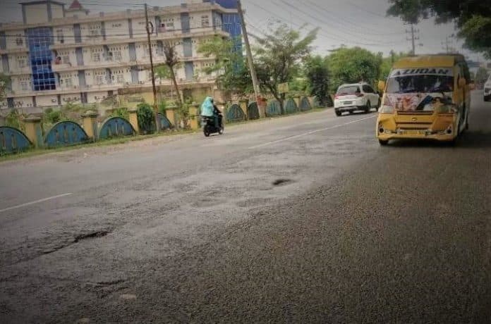 ruas_jalinsum_depan_tpu_sarkawi_kota_tebing_tinggi_mulai_berlubang