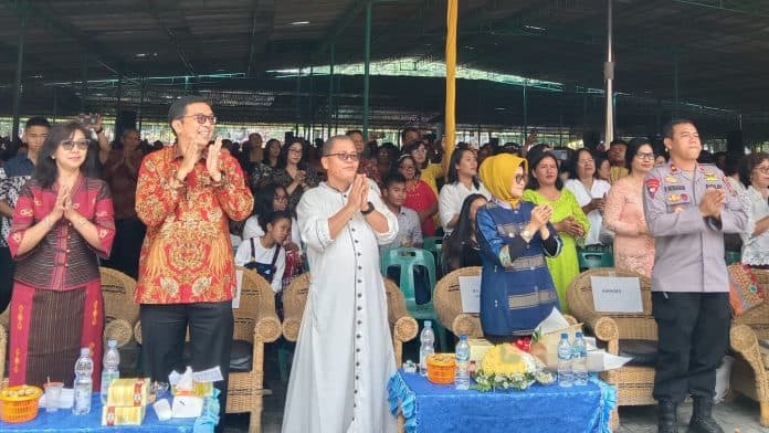 rudolf_serahkan_bantuan_senilai_rp_30_juta_sebagai_tanda_cinta_kegiatan_pesparani_di_siantar