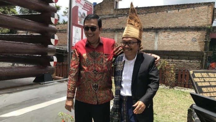 rudolf_v_saragih_beri_bantuan_pembangunan_monumen_pdt_j_wismar_saragih
