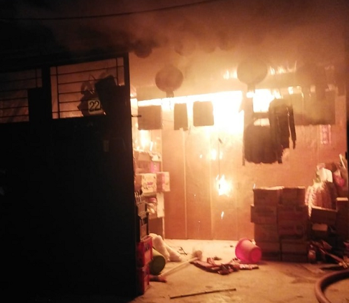ruko_berlantai_3_penjualan_makanan_ringan_terbakar_di_medan_kota