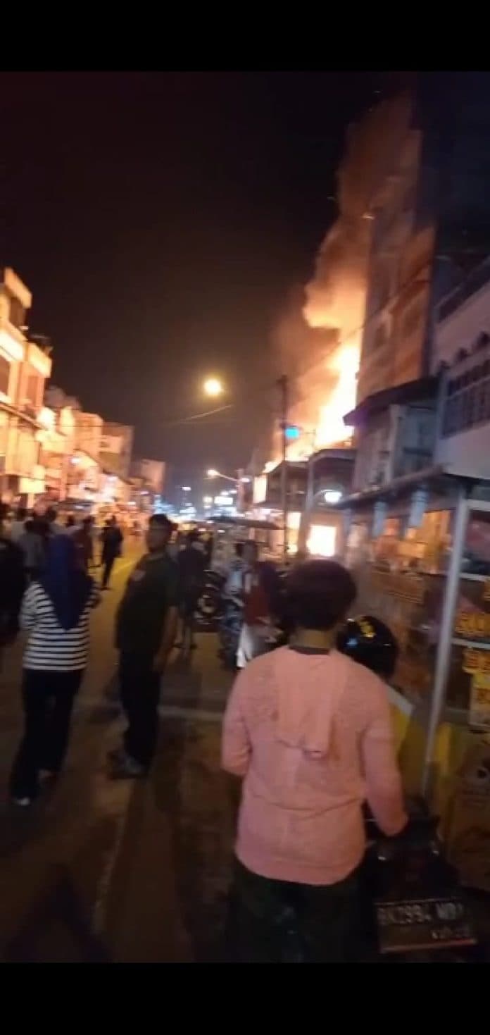 ruko_di_kota_lubuk_pakam_terbakar_warga_panik