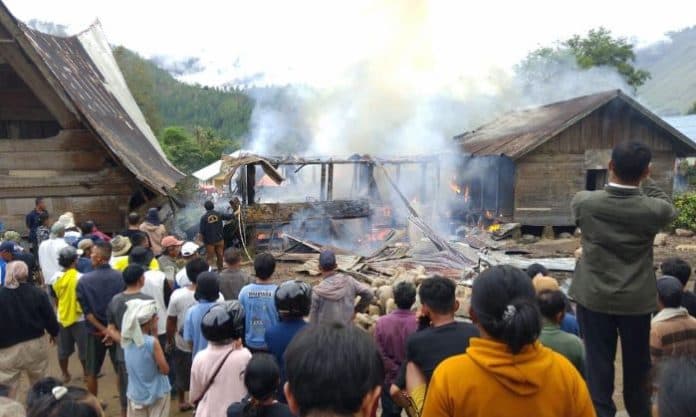 rumah_adat_batak_di_desa_aek_sipitudai_samosir_rata_dengan_tanah