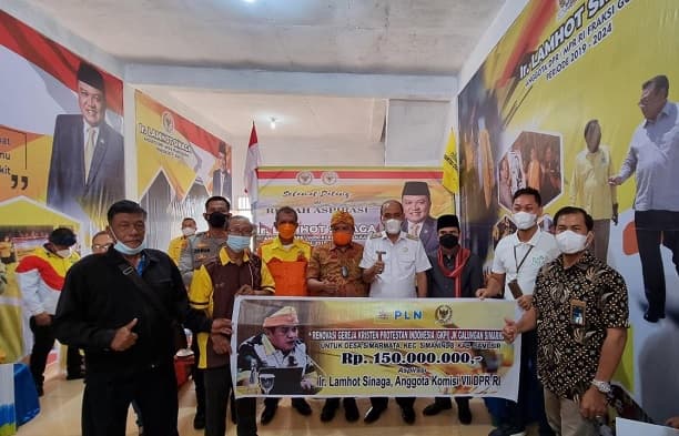rumah_aspirasi_lamhot_sinaga_inisiasi_dan_salurkan_csr_pln_di_samosir_rp520_juta