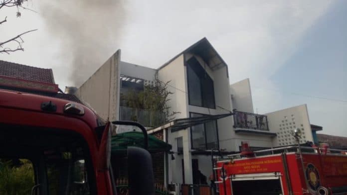 rumah_berlantai_2_di_komplek_bumi_asri_medan_terbakar