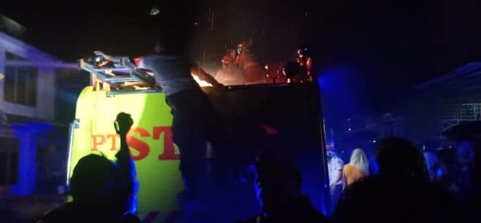 rumah_bertingkat_terbakar_di_serbelawan_tonton_videonya