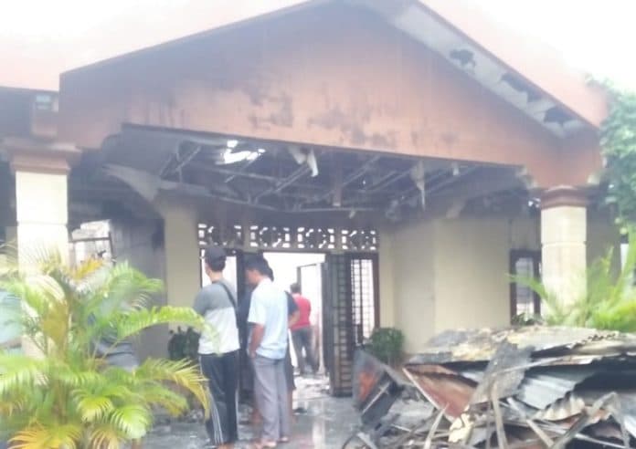 rumah_camat_aek_songsongan_asahan_ludes_terbakar