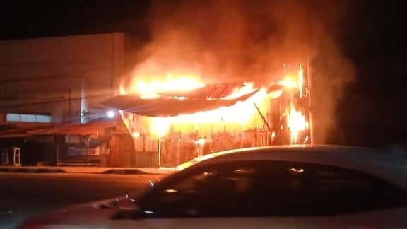 rumah_dan_gudang_barang_bekas_habis_terbakar