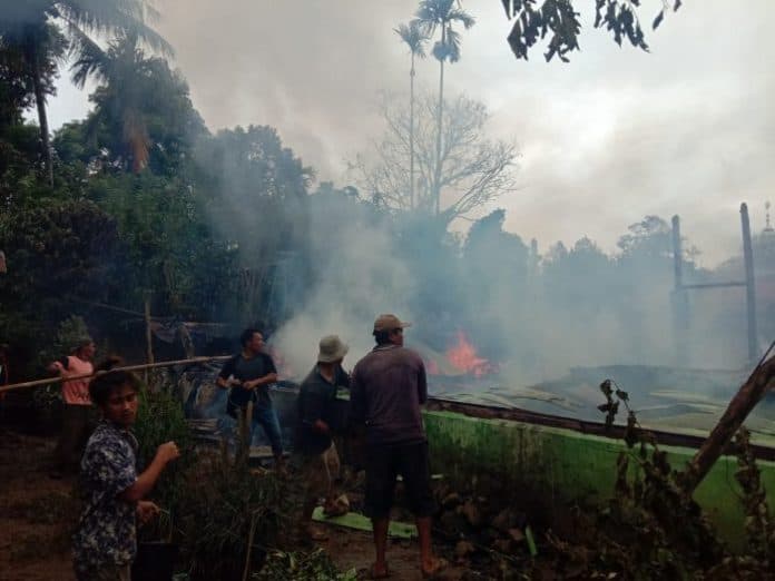rumah_di_dairi_terbakar_3_unit_mobil_damkar_diturunkan