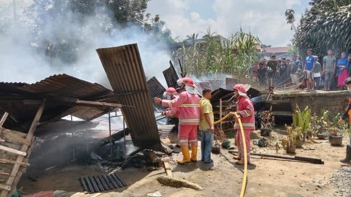 rumah_di_kompleks_pesantren_sidomulyo_simarimbun_terbakar