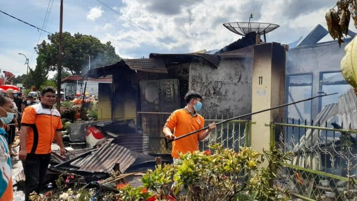 rumah_di_siantar_timur_musnah_terbakar_sekeluarga_selamat