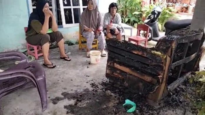 rumah_irt_di_asahan_diteror_kursi_di_teras_rumah_dibakar_otk