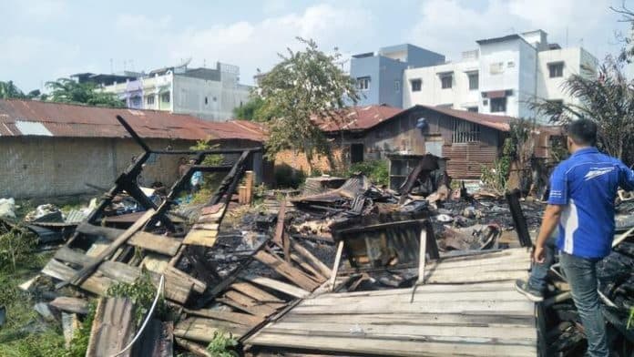 rumah_kayu_milik_perempuan_lansia_terbakar_di_medan_timur_diduga_api_dari_dapur