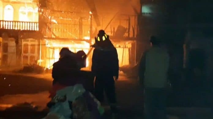rumah_ketua_dprd_simalungun_terbakar_bersama_8_rumah_lainnya