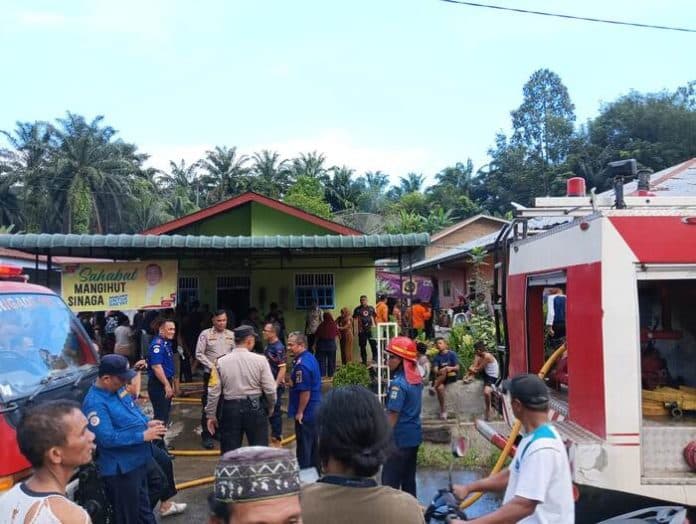 rumah_kontrakan_di_tambun_nabolon_siantar_terbakar_kerugian_ratusan_juta