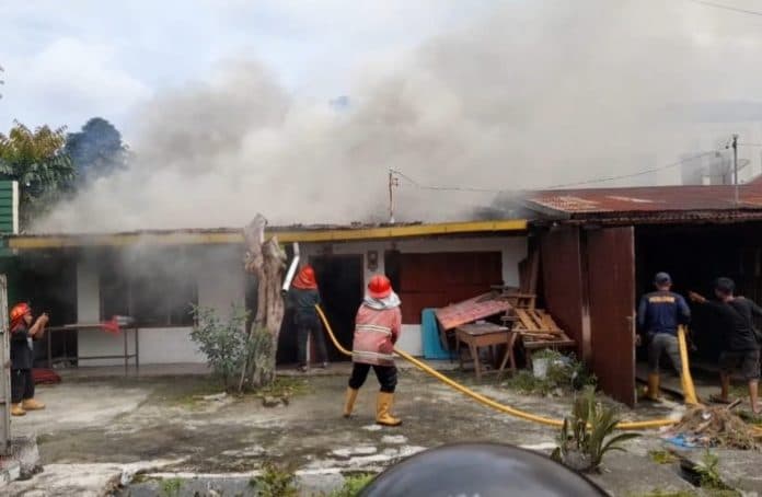 rumah_kos_kosan_di_jalan_regu_siantar_terbakar