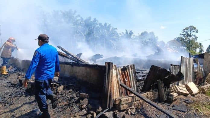 rumah_kosong_di_kelurahan_naga_pita_siantar_terbakar